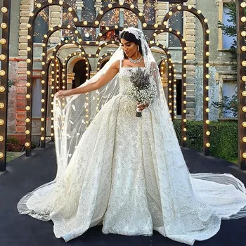 Луксозни сватбени рокли за младоженци с квадратни деколтета и бретельками, бродирани с мъниста, дълги сватбени рокли с горната пола в стил дубайском