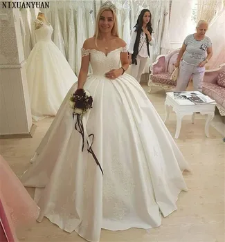 По-големи размери Бална рокля Сватбена рокля Сладка апликация с открити рамене сатен булчинска рокля с отворен гръб Сватбени рокли с влак в параклиса
