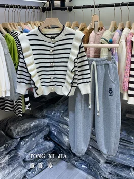 Вязаный жилетка с кръгло деколте за момичета, пуловер 2023, пролет-есен нова детска яке в черно-бяла ивица